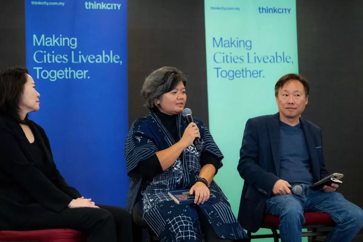 Dwinita Larasati (tengah), Executive Committee ICCN sekaligus Ketua Prodi Magister Desain FSRD ITB, meraih dua hibah riset nasional dan internasional (Dok. ICCN)
