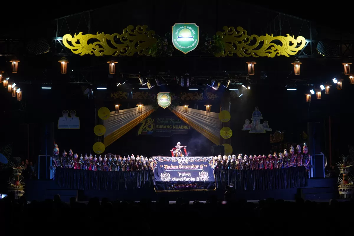 Pagelaran wayang golek oleh dalang Dadan Sunandar Sunarya Putra Giriharja Putra Giriharja 3 memeriahkan Milangkala ke-78 Kabupaten Subang di Alun-Alun, disambut antusias ribuan warga, Jumat, 17 April 2026 malam (Dok. Istimewa)