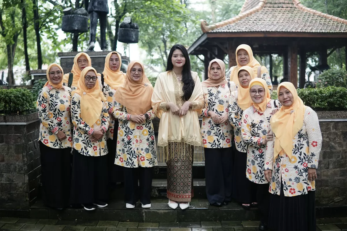 Ketua TP PKK Kabupaten Subang, Ega Anjani Reynaldy (tengah), berfoto bersama perwakilan Ikatan Istri Camat (IIC) Kabupaten Subang usai mengikuti Lomba Paduan Suara tingkat Provinsi Jawa Barat di Purwakarta, Jumat, 17 April 2026 (Dok. Istimewa)