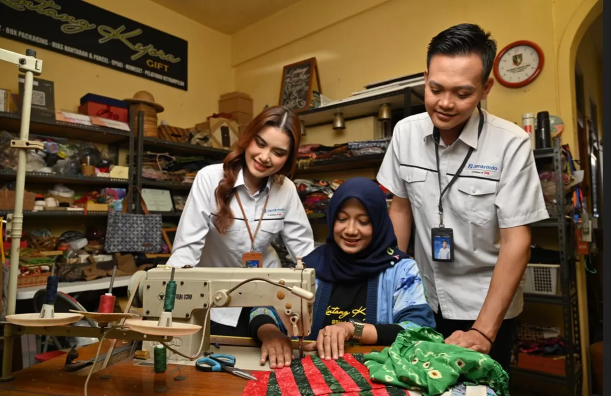 Tim Jamkrindo mendampingi pelaku UMKM konveksi dalam proses produksi guna meningkatkan kualitas, produktivitas, dan daya saing usaha (Dok. IFG)