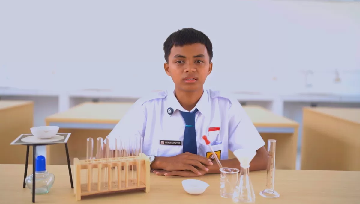 Hendi Saputro kini kembali bersekolah melalui program Sekolah Rakyat setelah sempat putus sekolah dan bekerja di bengkel demi membantu keluarga (Dok. Bakom RI)