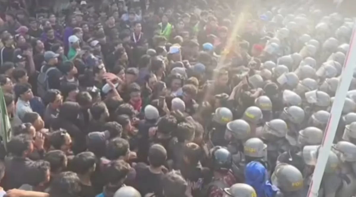 Momen viral massa bergerak mundur sebelum terjadi aksi dorong dengan aparat saat demo di depan Kantor Gubernur Kaltim, 21 April 2026 (Instagram/narasikaltim)