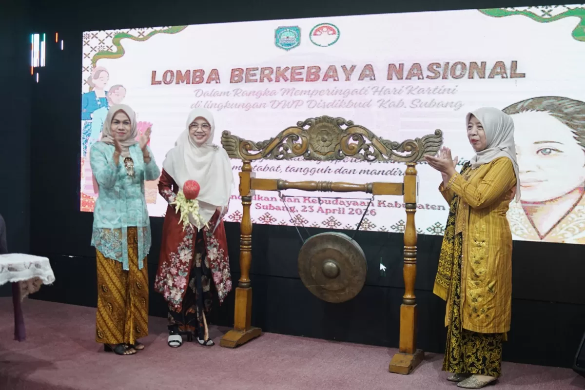 Penasihat Dharma Wanita Persatuan (DWP) Kabupaten Subang, Hj. Ega Agustine Rosyadi (kedua dari kiri), membuka Lomba Berkebaya Nasional dalam rangka peringatan Hari Kartini di Auditorium Museum Wisma Karya, Subang, Kamis, 23 April 2026 (Dok. Istimewa)