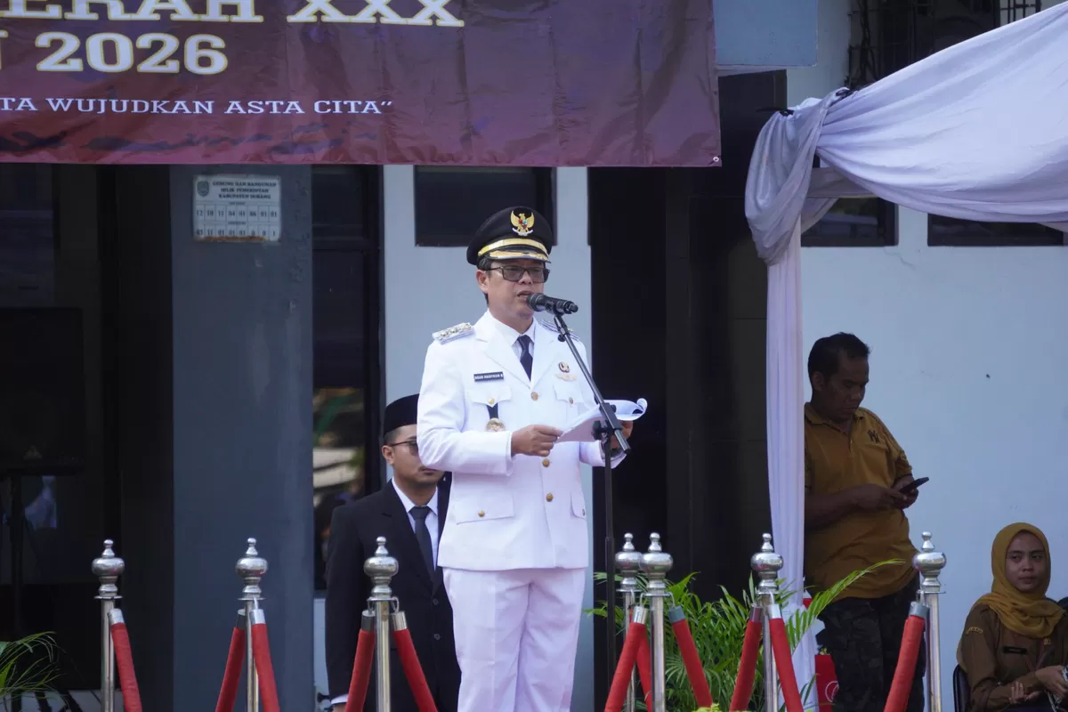 Wakil Bupati Subang, Agus Masykur Rosyadi atau Kang Akur, memimpin upacara sekaligus menyampaikan amanat pada peringatan Hari Otonomi Daerah di halaman Kantor Bupati Subang, Senin 27 April 2026 (Dok. Istimewa)