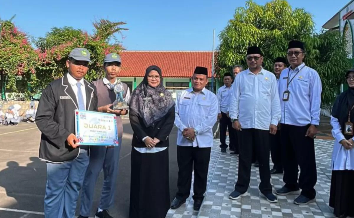 Kepala Kantor Kemenag Subang, H. Badruzaman (keempat dari kiri), turut menghadiri serta menyerahkan penghargaan kepada siswa MAN 1 Subang peraih Juara 1 kompetisi robotik tingkat Jawa Barat, Senin 27 April 2026
