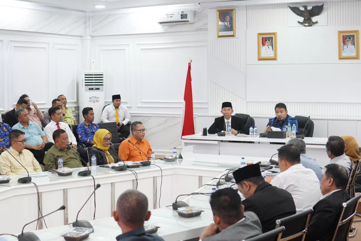 Bupati Subang Reynaldy Putra Andita Budi Raemi atau Kang Rey saat memimpin briefing bersama jajaran OPD di lingkungan Pemkab Subang, menekankan percepatan kinerja, peningkatan PAD, serta pelayanan publik yang lebih responsif bagi masyarakat, Senin 27 April 2026 (Dok. Istimewa)