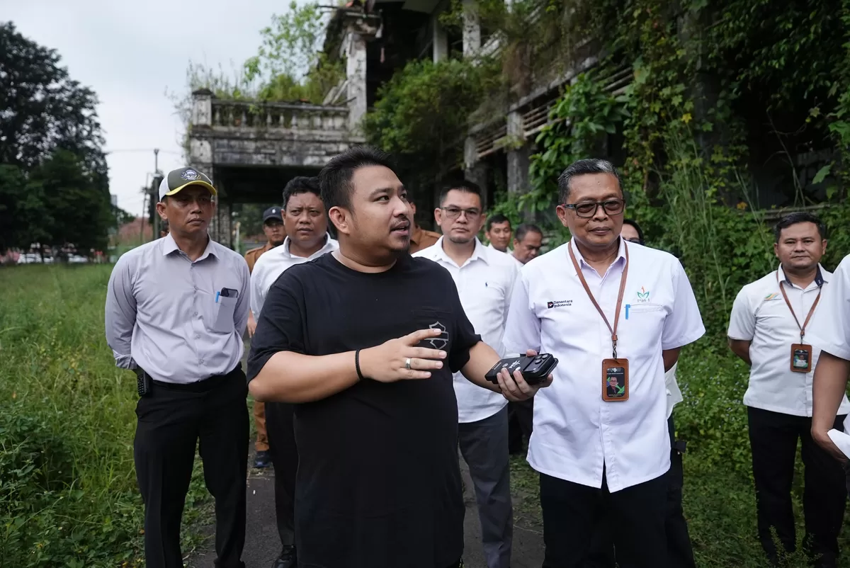Bupati Subang Reynaldy Putra Andita Budi Raemi atau Kang Rey saat melakukan peninjauan langsung di kawasan Subang Plaza dalam rangka rencana revitalisasi dan penataan pusat kota untuk menjadikannya ikon baru serta penggerak ekonomi Subang, Senin 27 April 2026 (Dok. Istimewa)