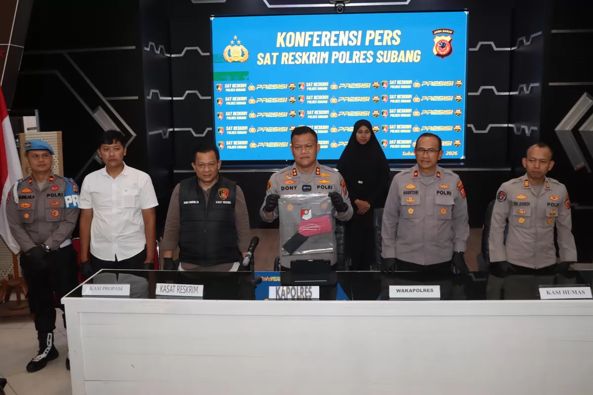 Kapolres Subang AKBP Dony Eko Wicaksono bersama jajaran Sat Reskrim Polres Subang menunjukkan barang bukti kepada awak media saat konferensi pers pengungkapan kasus di Mapolres Subang, Rabu, 29 April 2026 (Dok. Istimewa)