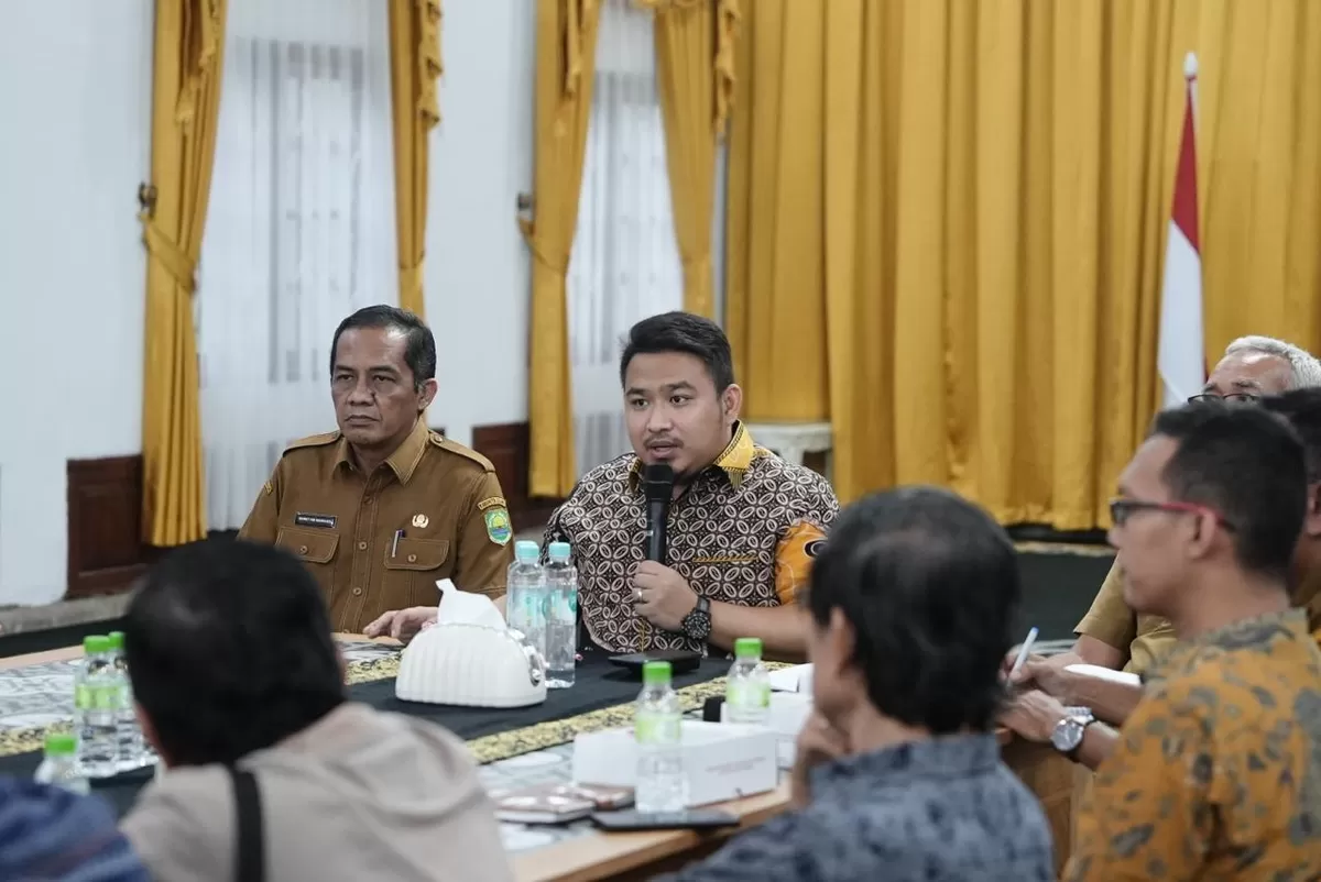 Bupati Subang Reynaldy Putra Andita atau Kang Rey saat memimpin audiensi bersama para pedagang Pujasera di Pendopo Rumah Dinas Bupati Subang, membahas rencana penataan kawasan dan prioritas relokasi pedagang, Selasa, 28 April 2026 (Dok. Istimewa)