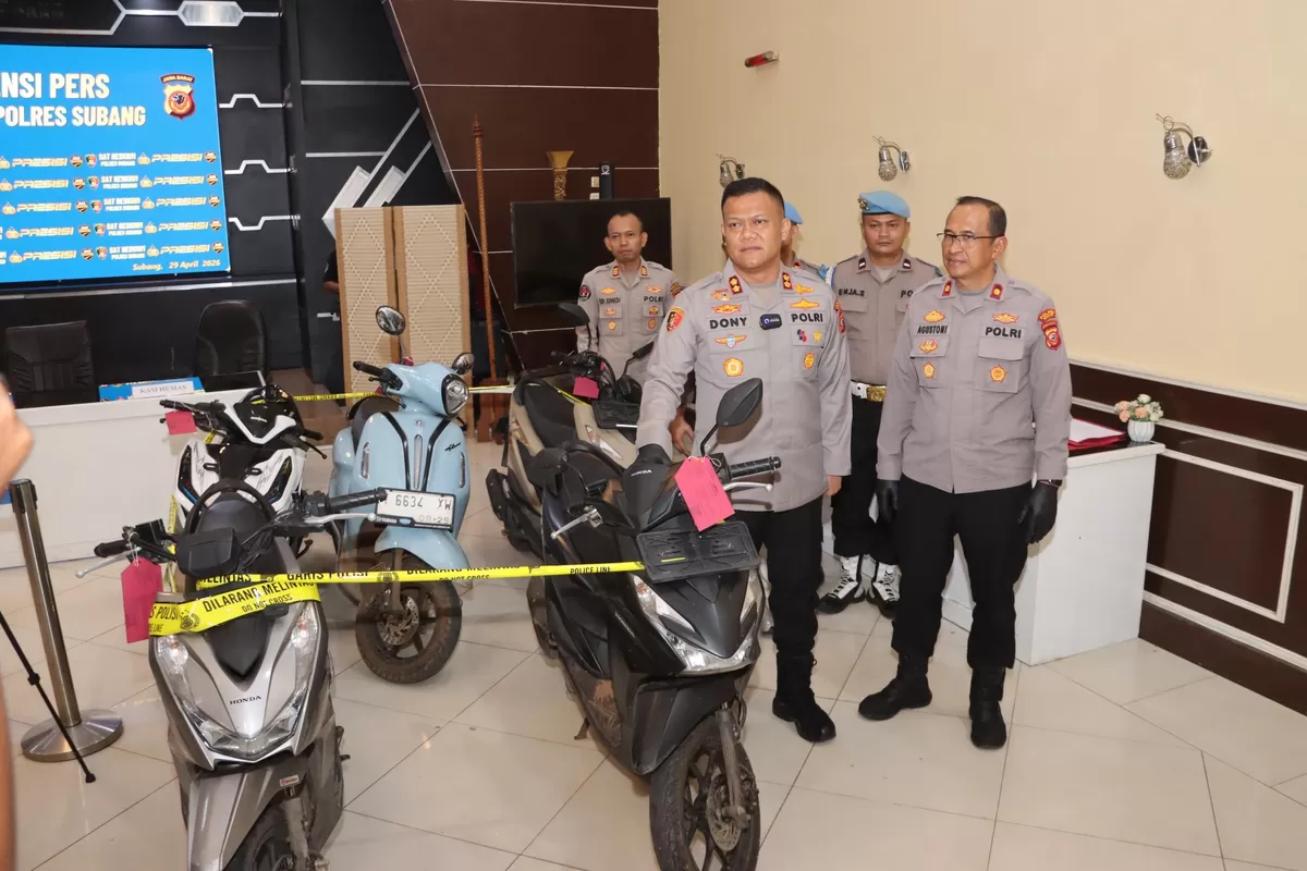 Kapolres Subang AKBP Dony Eko Wicaksono bersama jajaran menunjukkan barang bukti sejumlah sepeda motor hasil tindak pidana curanmor saat konferensi pers di Mapolres Subang, Rabu, 29 April 2026 (Dok. Istimewa)