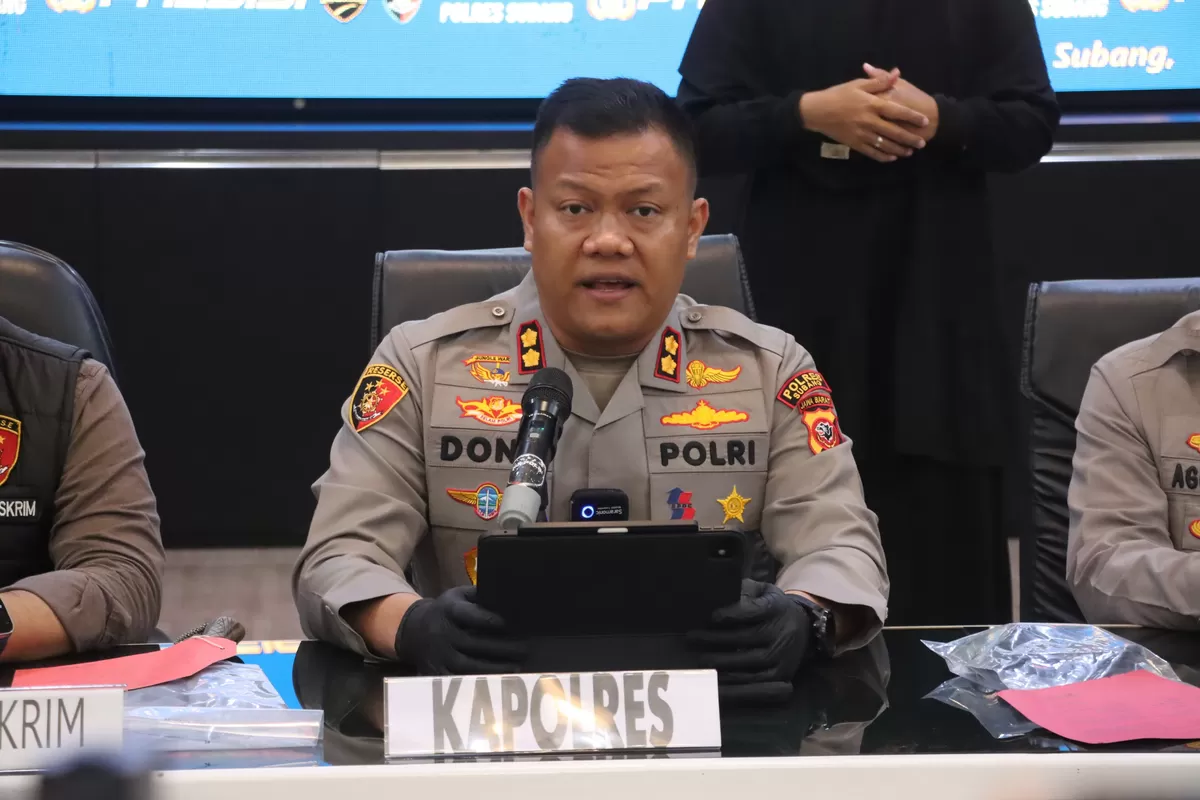Kapolres Subang AKBP Dony Eko Wicaksono menyampaikan keterangan kepada awak media terkait pengungkapan komplotan curas di Polres Subang, Kamis, 30 April 2026 (Dok. Istimewa)