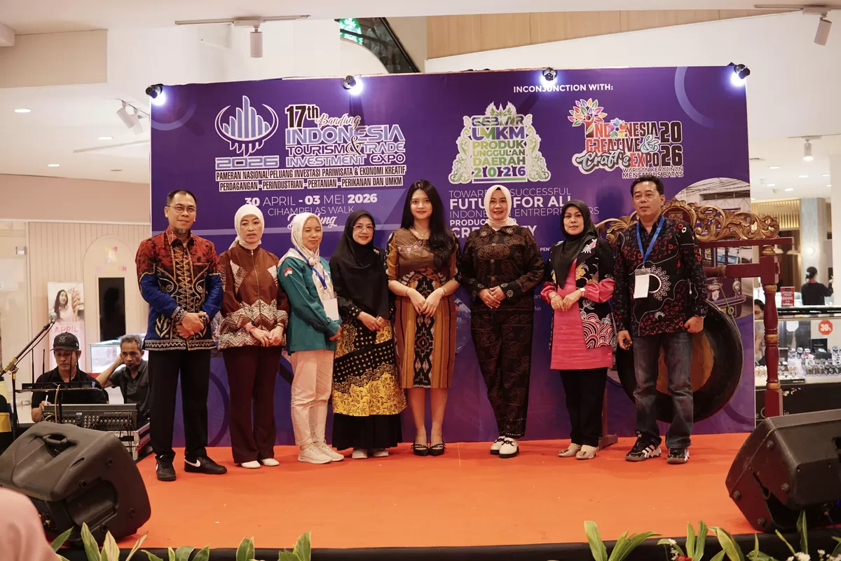 Ketua Dekranasda Kabupaten Subang, Ega Anjani Reynaldy (keempat dari kanan), berfoto bersama jajaran dan perwakilan daerah dalam Pameran Kerajinan Nasional di Cihampelas Walk, Kota Bandung, Kamis, 30 April 2026 (Dok. Istimewa)