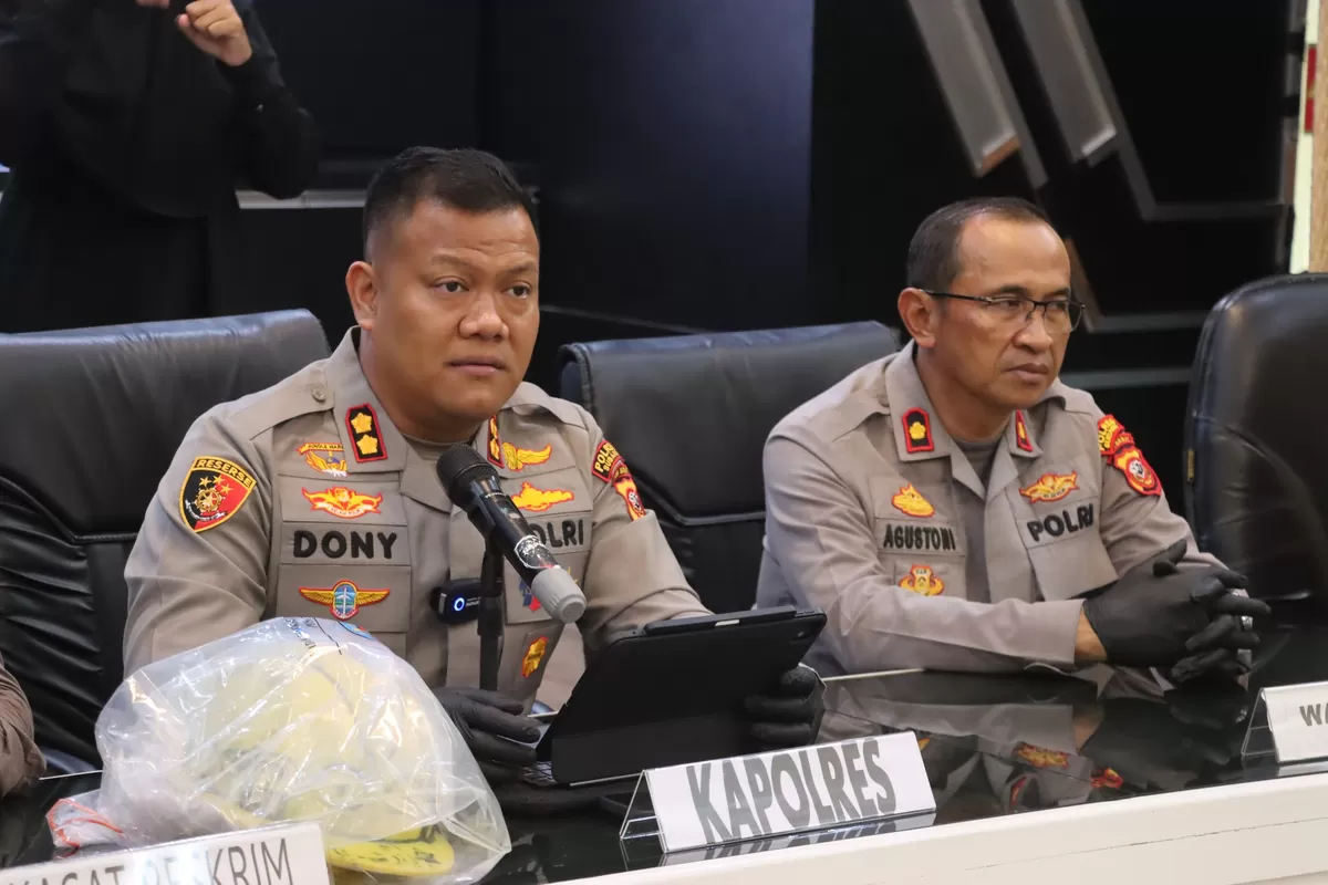 Kapolres Subang AKBP Dony Eko Wicaksono (kiri) didampingi jajaran saat menyampaikan keterangan dalam konferensi pers pengungkapan kasus curas di Aula Patriatama Polres Subang, Kamis, 30 April 2026
