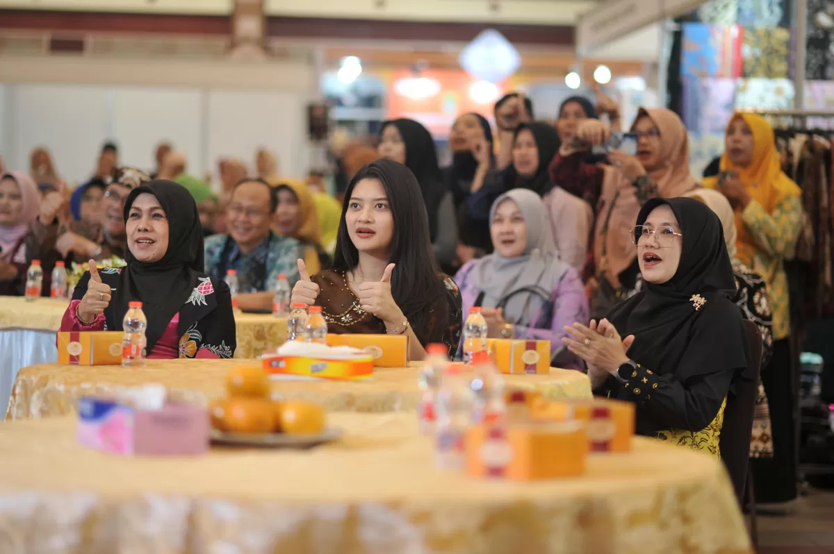 Ketua TP PKK Subang, Ega Anjani Reynaldy (tengah), menghadiri Lomba Fashion Show PKK Jabar, Kamis, 30 April 2026 (Dok. Istimewa)