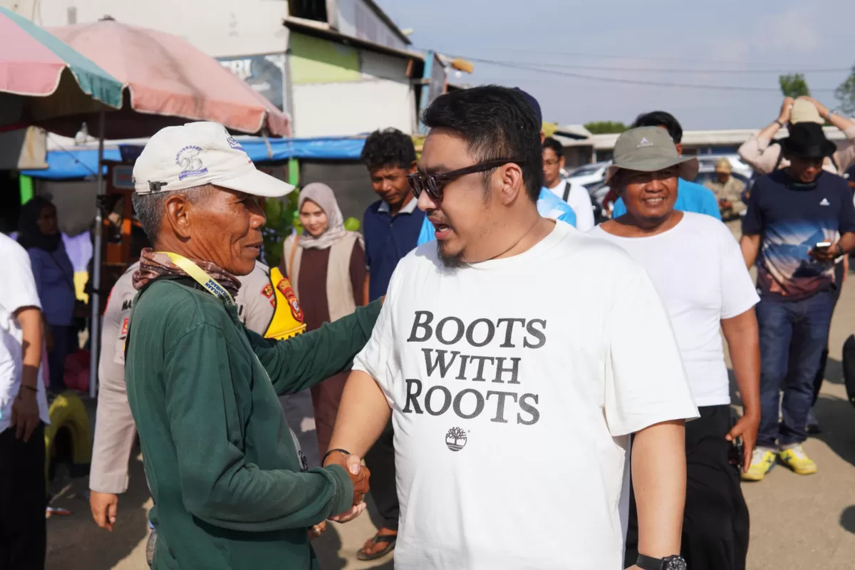Bupati Subang Reynaldy Putra Andita berbincang dan bersalaman dengan warga saat meninjau kawasan Pantai Pondok Bali di tengah sorotan isu alih fungsi lahan mangrove, Sabtu, 2 Mei 2026 (Dok. Istimewa)