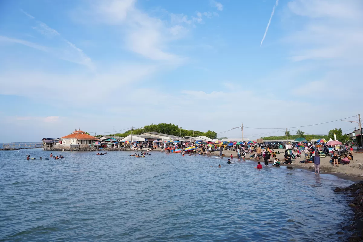 Suasana wisatawan memadati kawasan Pantai Pondok Bali, Subang, saat menikmati libur akhir pekan. Kawasan ini menjadi fokus penataan pemerintah daerah guna meningkatkan PAD tanpa mengorbankan ekosistem pesisir, Sabtu, 2 Mei 2026 (Dok. Istimewa)
