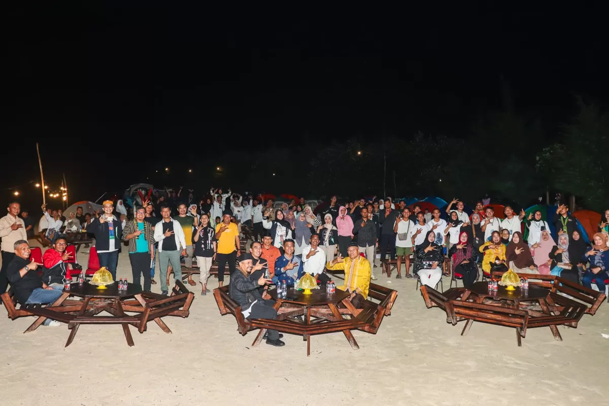 Peserta Camping Kreatif Buton Tengah 2026 mengikuti kegiatan kebersamaan di Pantai Sausumangka, Desa Balobone, Kabupaten Buton Tengah, dalam rangka memperkuat kolaborasi pelaku ekonomi kreatif dari enam daerah di Kepulauan Buton, Sabtu&ndash;Minggu, 1&ndash;2 Mei 2026 (Dok. ICCN)
