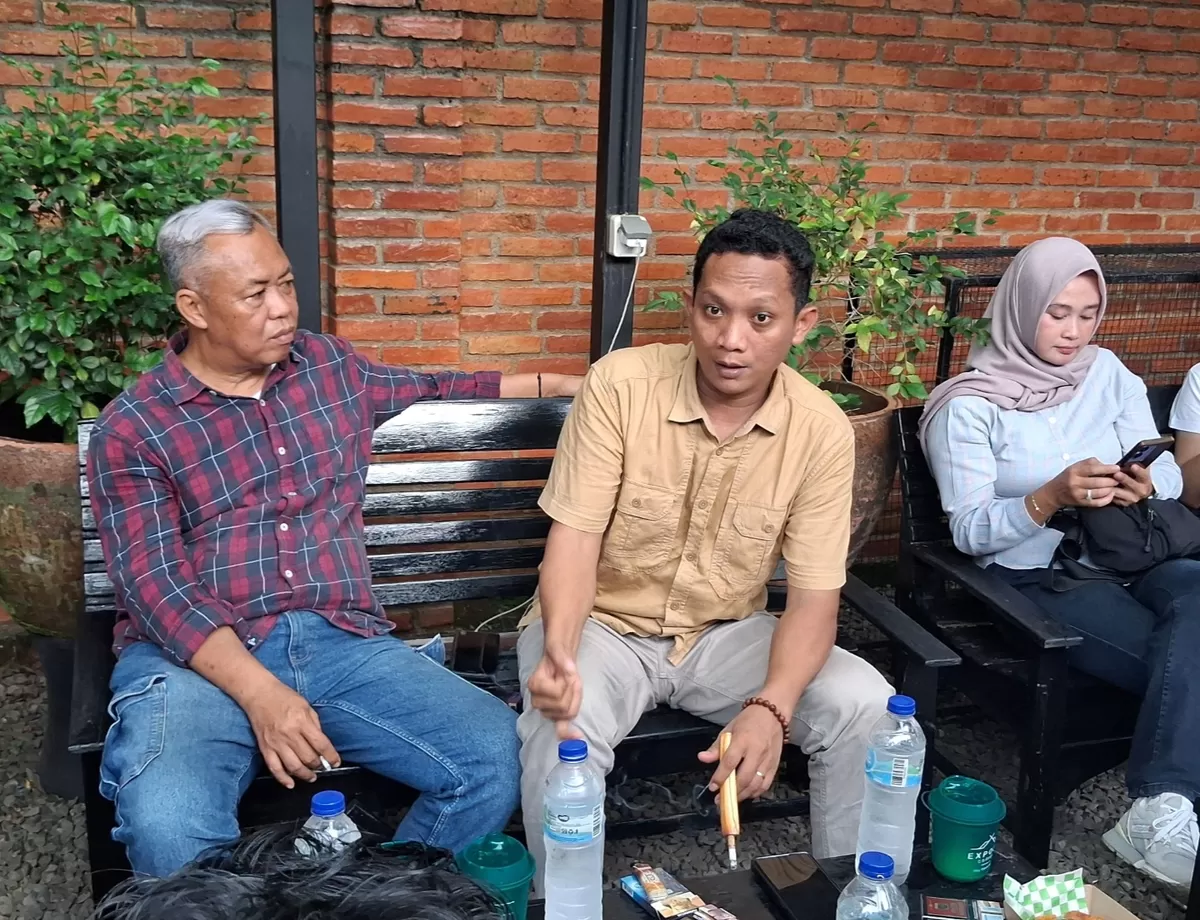 Pengusaha tambang tanah merah, Syahroni (tengah), saat memberikan keterangan kepada awak media terkait aktivitas tambang di Saradan, Subang. Minggu, 3 Mei 2026