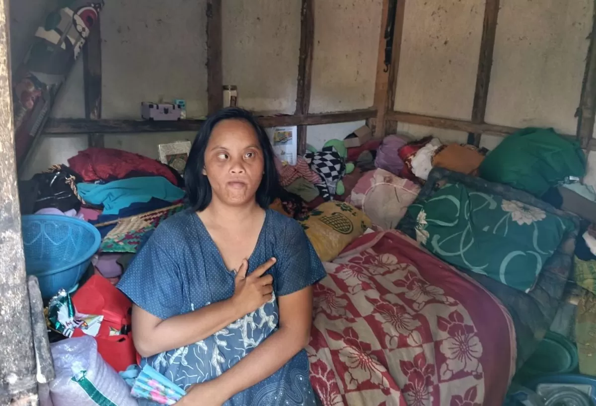 Riris (21 tahun) saat berada di dalam gubuk berukuran 2x2 meter yang ia tinggali bersama ibu angkatnya di Desa Pasirmuncang, Cikaum, Subang. Sabtu, 2 Mei 2026 (Dok. Istimewa)