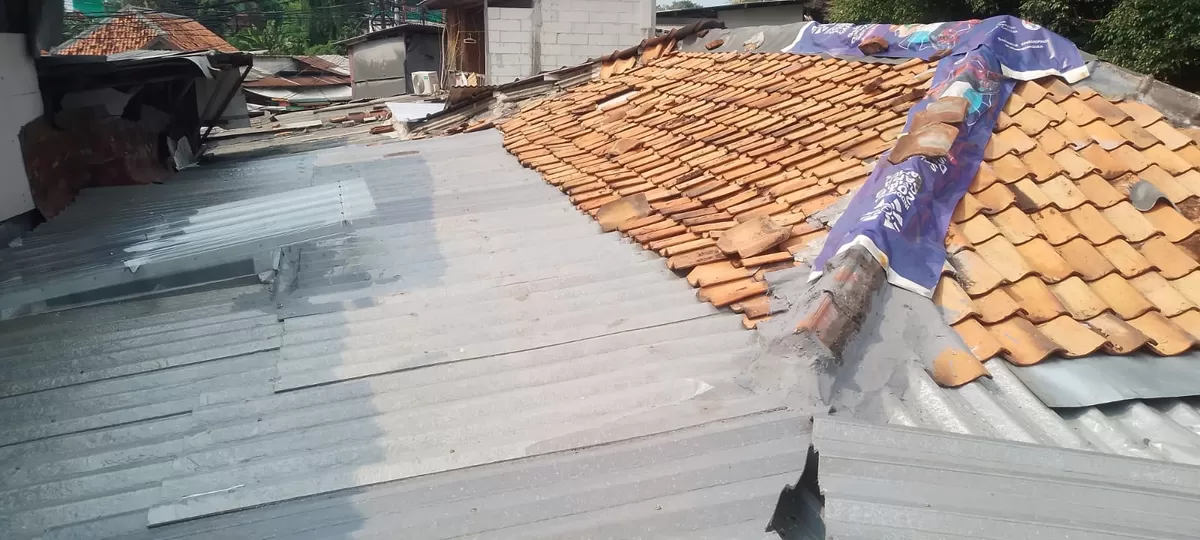 Kondisi atap rumah wartawan di Kemayoran, Jakarta Pusat, yang sebelumnya menggunakan material lama dan rawan bocor, kini diganti melalui program Ganti Atap Rumah Wartawan dengan material yang lebih aman, sejuk, dan tahan cuaca (Dok. Promedia Group)