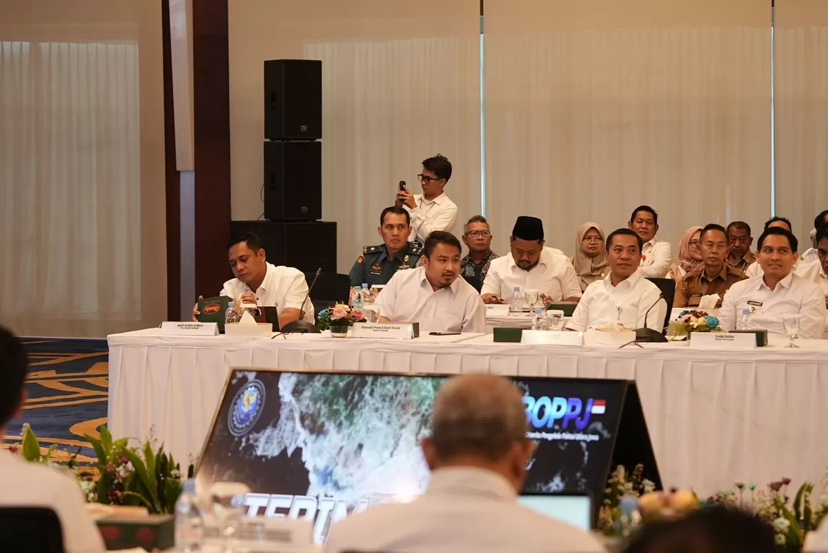 Bupati Subang Reynaldy Putra Andita Budi Raemi (kedua dari kiri) menghadiri Kick Off Meeting Infrastruktur Perlindungan Pesisir Pantura Jawa Terpadu bersama kepala daerah pesisir di Jakarta, Senin, 4 Mei 2026 (Dok. Istimewa)