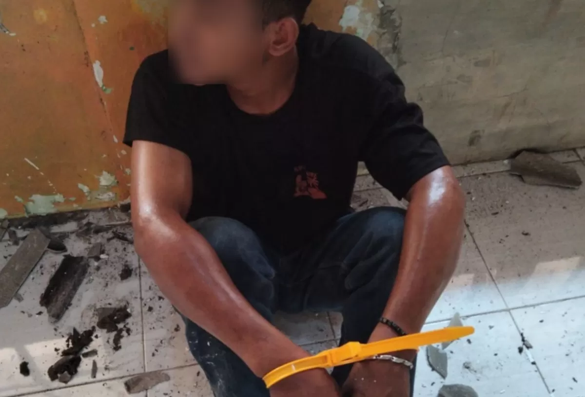 Pelaku pencurian uang puluhan juta di toko busana Pamanukan, ARR (19 tahun), diamankan polisi usai gagal kabur dan terjatuh saat mencoba melarikan diri, Senin, 4 Mei 2026 (Dok. Istimewa)