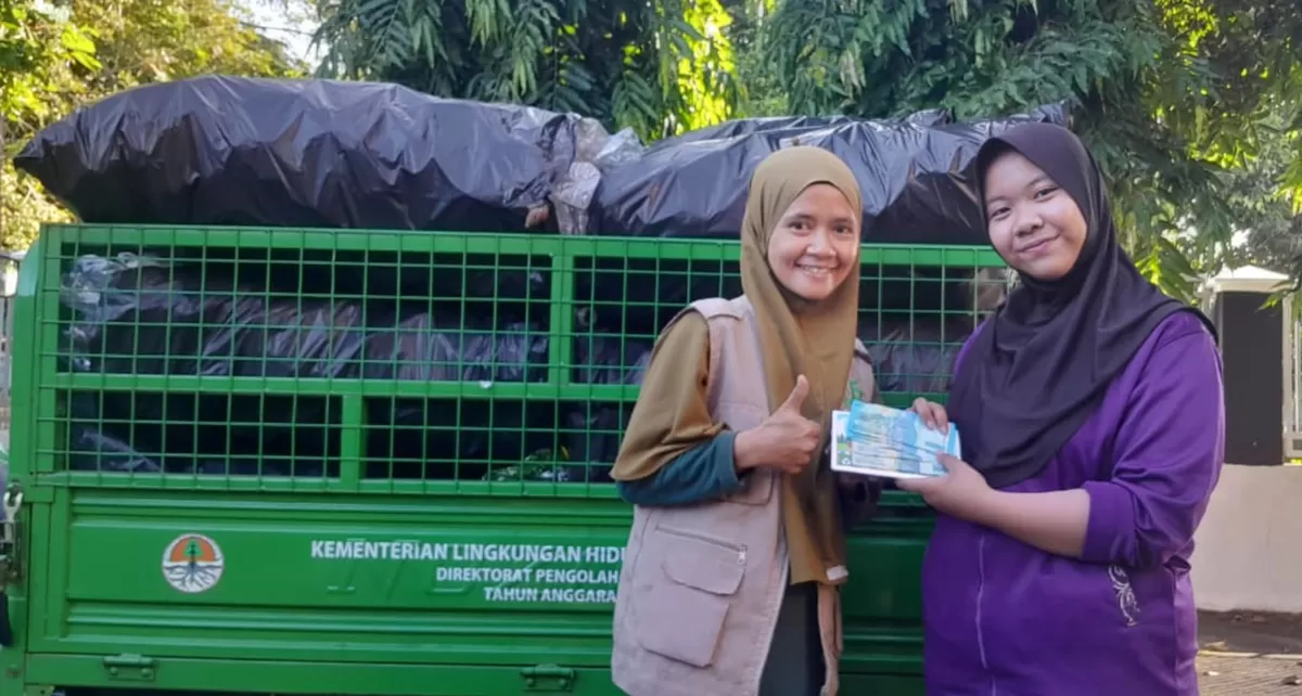 Direktur Bank Sampah Karya Bhakti Sejahtera, Tita Andriani (kiri), menyerahkan hasil pengelolaan sampah kepada siswa dalam program edukasi pilah sampah di SMA Negeri 3 Subang, Selasa, 5 Mei 2026
