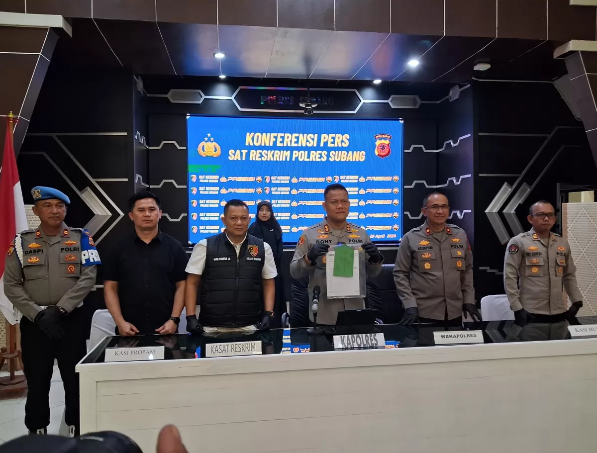 Kapolres Subang AKBP Dony Eko Wicaksono (tengah) bersama jajaran menunjukkan barang bukti saat konferensi pers pengungkapan kasus dugaan penipuan dan penggelapan di Aula Patriatama Polres Subang, Selasa, 5 Mei 2026