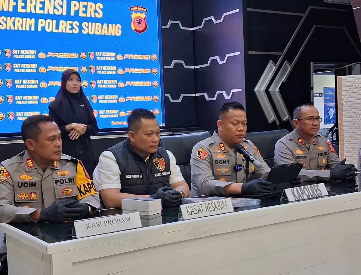 Kapolres Subang AKBP Dony Eko Wicaksono (kedua dari kanan) didampingi jajaran saat memimpin konferensi pers pengungkapan kasus pencurian dengan pemberatan di Aula Patriatama Polres Subang, Selasa, 5 Mei 2026 sore