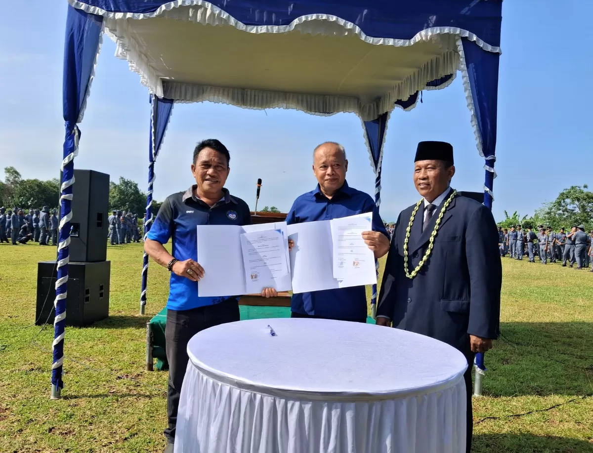 Direktur LPK Balkondes Lembur Cigarukgak, Alfond Pieter Taka (kiri), bersama Kepala SMKN 1 Cipunagara, Dedi Junaedi (tengah), menunjukkan dokumen kerja sama usai penandatanganan MoU di Lapangan Desa Sidajaya, Kecamatan Cipunagara, Subang, Selasa, 5 Mei 2026