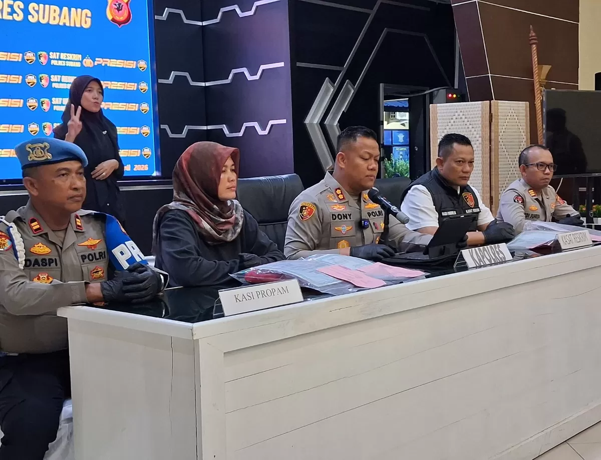 Kapolres Subang AKBP Dony Eko Wicaksono (tengah) bersama jajaran menyampaikan keterangan kepada awak media saat konferensi pers pengungkapan kasus persetubuhan dan pencabulan terhadap anak di bawah umur di Mapolres Subang, Selasa 5 Mei 2026
