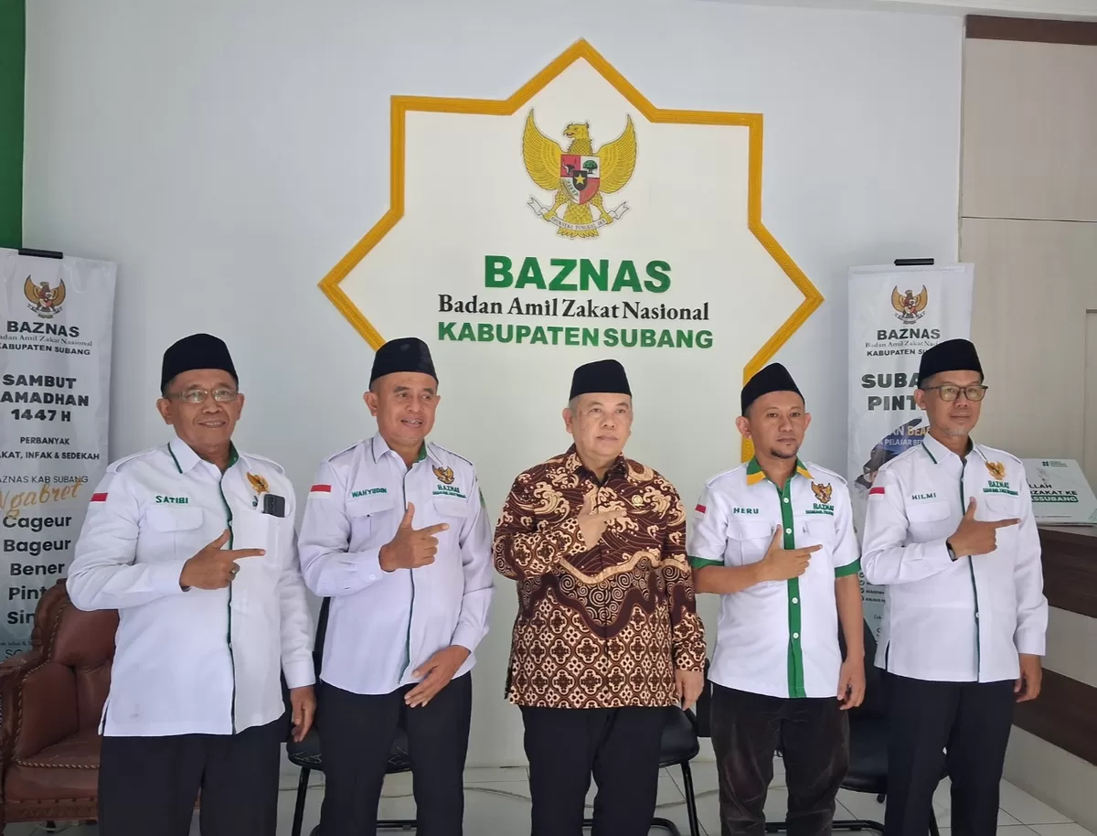 Ketua BAZNAS Subang, Dr. H Ahmad Sukandar (tengah), bersama jajaran usai menyampaikan paparan capaian 100 hari kerja dalam konferensi pers di Kantor BAZNAS Subang, Kamis 7 Mei 2026 
