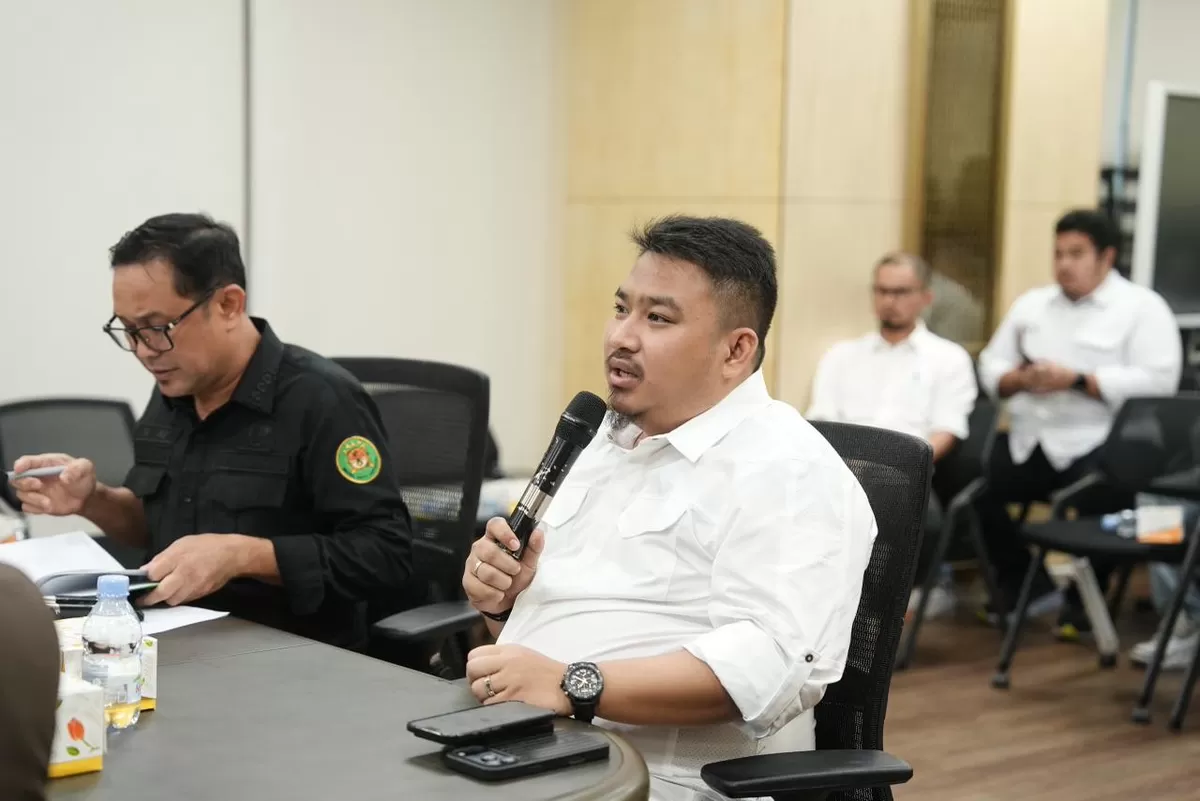 Bupati Subang Reynaldy Putra Andita Budi Raemi (kanan) menyampaikan pandangannya dalam rapat monitoring dan evaluasi percepatan pembangunan akses Tol Patimban di Gedung Kejaksaan Agung, Jakarta, Kamis 7 Mei 2026 (Dok. Istimewa)