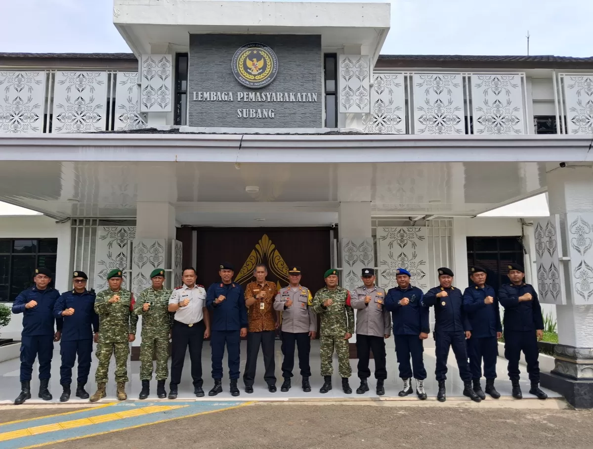 Kepala Lapas Kelas IIA Subang, Gatot Harisaputro (keenam dari kiri) bersama jajaran, TNI-Polri, dan BNNK Sumedang usai deklarasi ikrar bersih dari HP ilegal, narkoba, dan penipuan di Lapas Subang, Jumat, 8 Mei 2026
