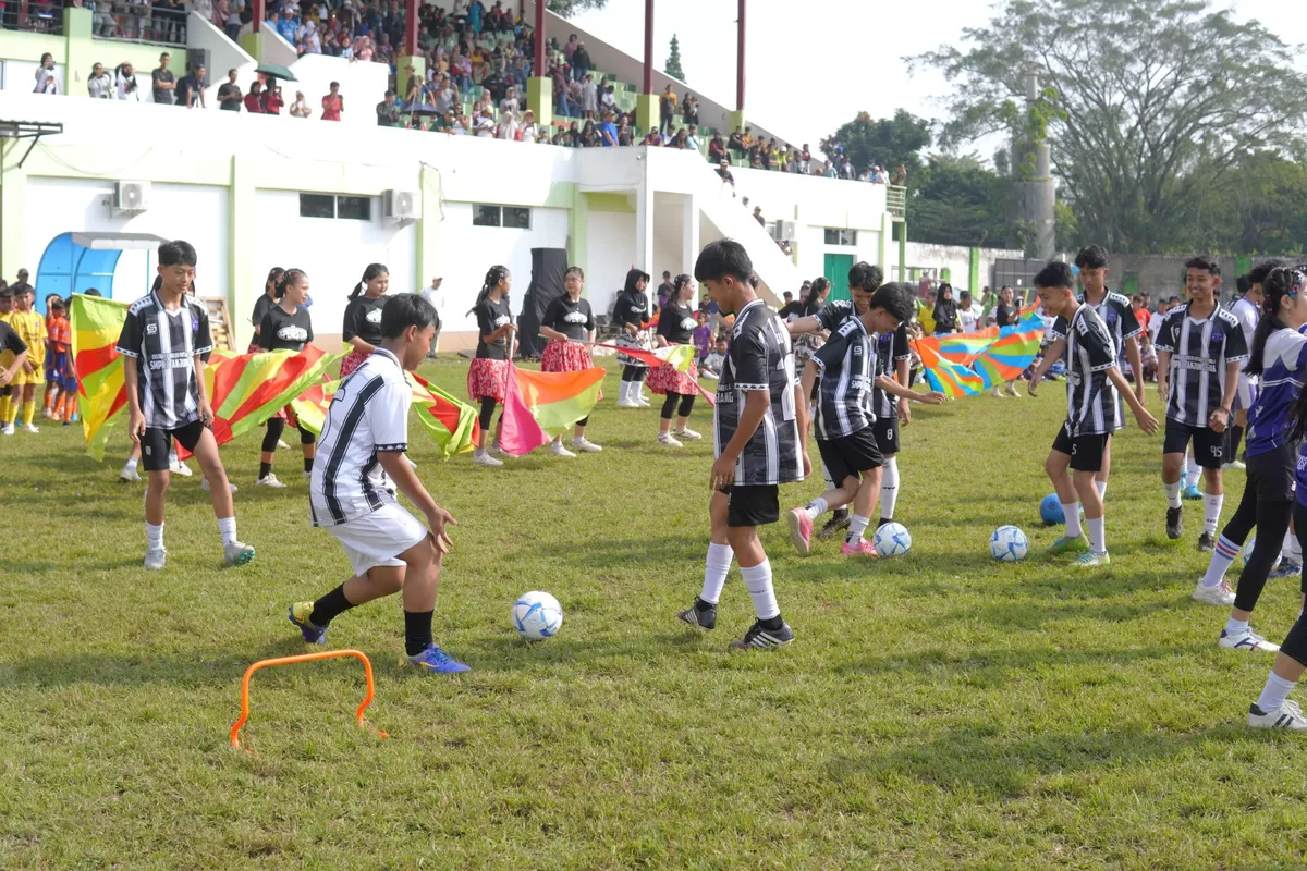 Para pemain usia dini mengikuti sesi pemanasan dan atraksi pembukaan dalam Liga Jabar Istimewa Piala Bupati Subang 2026 di Stadion Persikas sebagai bagian pembinaan dan penanaman sportivitas, Sabtu 9 Mei 2026 (Dok. Istimewa)