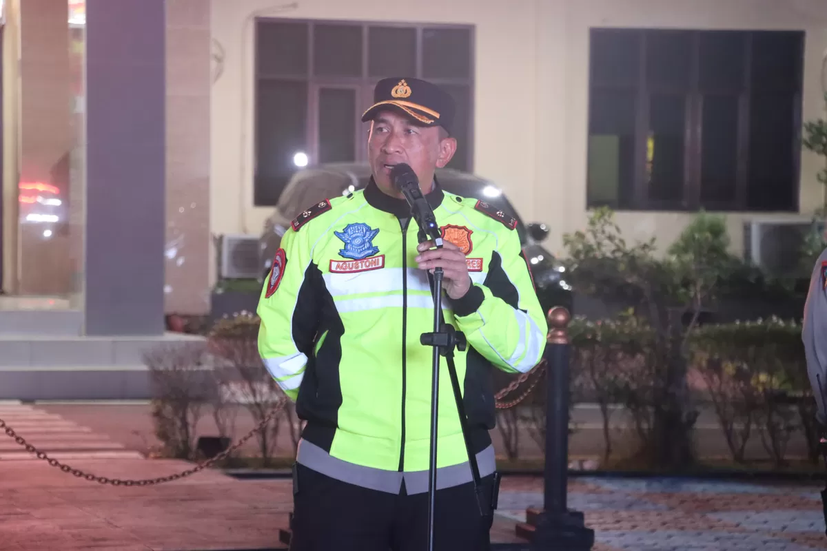 Wakapolres Subang, Kompol Asep Agustoni, memberikan arahan saat apel KRYD dalam rangka Operasi Cipta Kondisi di Mapolres Subang, Sabtu malam, 9 Mei 2026 (Dok. Istimewa)