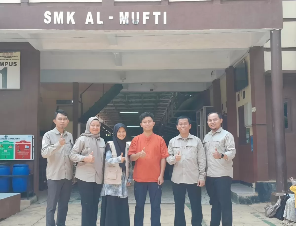 Direktur Bank Sampah Karya Bhakti Sejahtera (KBS), Tita Andriani (ketiga dari kiri), bersama pihak SMK Al Mufti Purwadadi Subang saat kolaborasi edukasi gerakan pilah sampah di lingkungan sekolah, Senin, 11 Mei 2026 (Dok. Istimewa)
