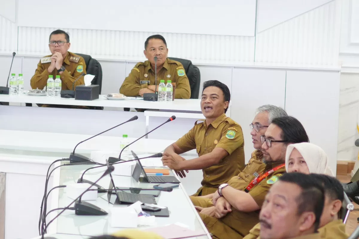 Wakil Bupati Subang, Agus Masykur Rosyadi (paling kiri), saat memimpin briefing staf bersama jajaran kepala OPD dan camat se-Kabupaten Subang di Ruang Rapat Bupati II, dalam rangka mematangkan persiapan Pawai Tatar Sunda dan agenda ABPEDNAS, Senin 11 Mei 2026 (Dok. Istimewa)