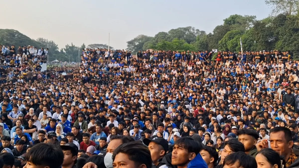 Ribuan bobotoh memadati Amphitheater Alun-Alun Subang saat nobar Persib vs Persija, euforia pecah usai Persib menang 2-1 dan mengukuhkan posisi di puncak klasemen, Minggu 10 Mei 2026