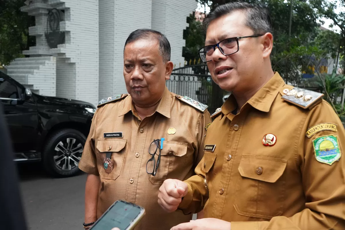 Wakil Bupati Subang Agus Masykur Rosyadi (kanan) didampingi Kepala Dinas Lingkungan Hidup Andri Mulya Priyatna memberikan keterangan kepada awak media usai menghadiri rapat koordinasi penanganan persampahan di Gedung Sate, Bandung, Senin 11 Mei 2026 (Dok. Istimewa)