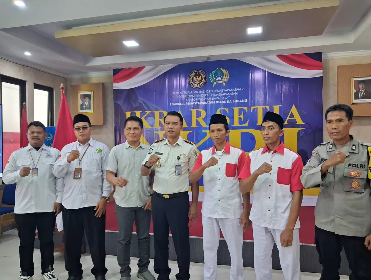 Kepala Lapas Kelas IIA Subang, Gatot Harisaputro (tengah), bersama narapidana kasus terorisme, T alias Jordan (46 tahun) asal Boyolali (kedua dari kanan) dan Par alias Zul (50 tahun) asal Purworejo (ketiga dari kanan), usai pelaksanaan ikrar setia NKRI di Lapas Subang, Selasa 12 Mei 2026