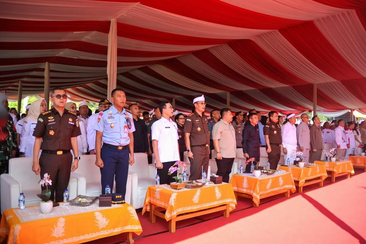 Bupati Subang Reynaldy Putra Andita Budi Raemi disapa Kang Rey (kelima dari kiri) menghadiri pengukuhan DPC ABPEDNAS Kabupaten Subang masa bakti 2026 s.d 2031 di Ciater, Rabu 13 Mei 2026 (Dok. Istimewa)