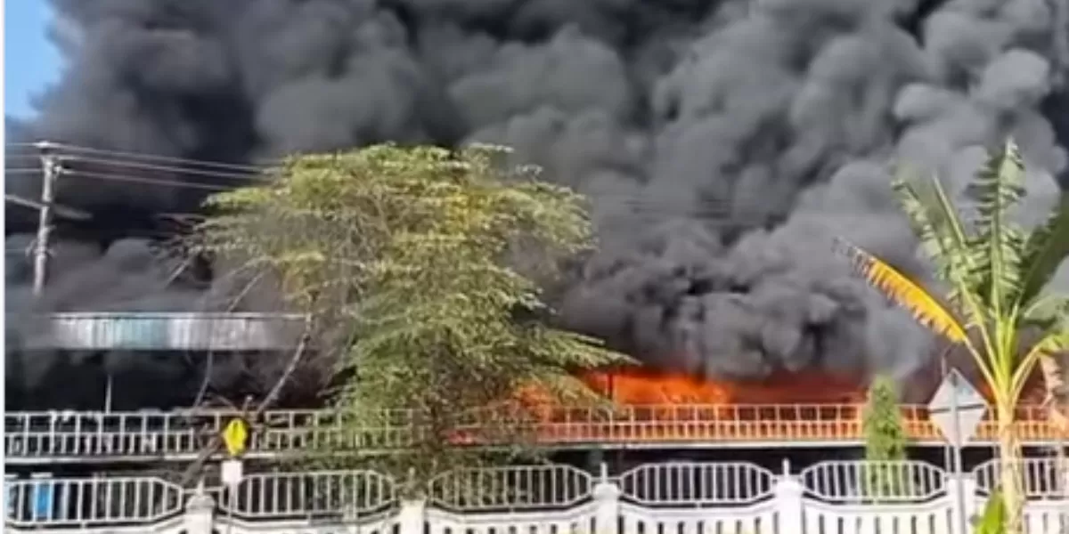 Menyoroti kronologi kebakaran besar yang melanda kawasan pabrik ban, PT Arami Jaya di Purworejo, Jawa Tengah (Instagram.com/@merapi_uncover)