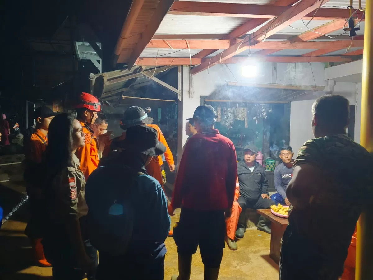 Petugas BPBD Subang bersama Tim SAR gabungan saat melakukan pencarian korban di lokasi kejadian (TKP) longsor di kawasan Curug Cileat, Kabupaten Subang, Jumat malam 15 Mei 2026 (Dok. Istimewa)