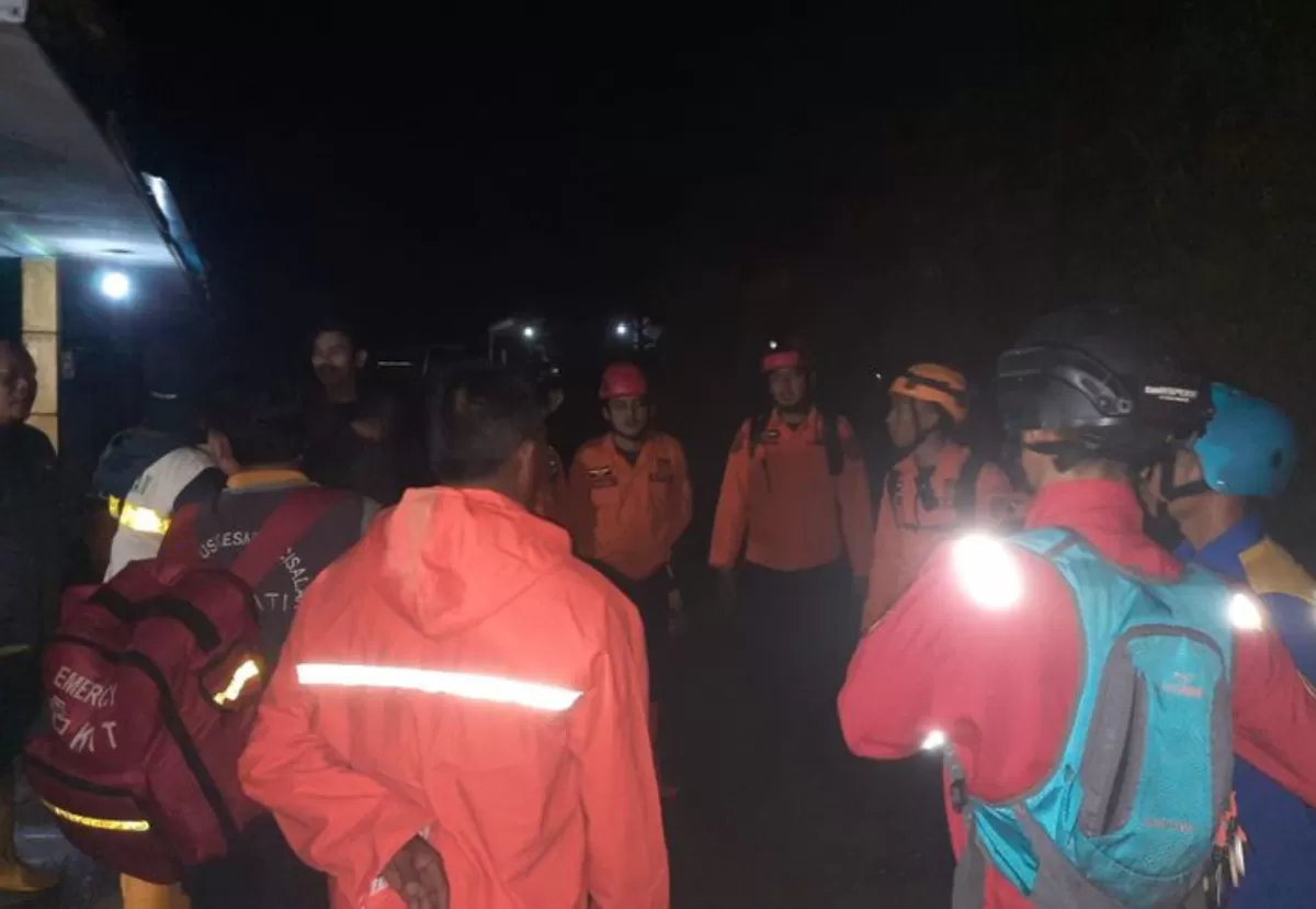 Petugas BPBD Subang bersama Tim SAR gabungan melakukan briefing sebelum melanjutkan pencarian korban longsor di lokasi kejadian (TKP) kawasan Curug Cileat, Kabupaten Subang, Jumat malam 15 Mei 2026 (Dok. Istimewa)