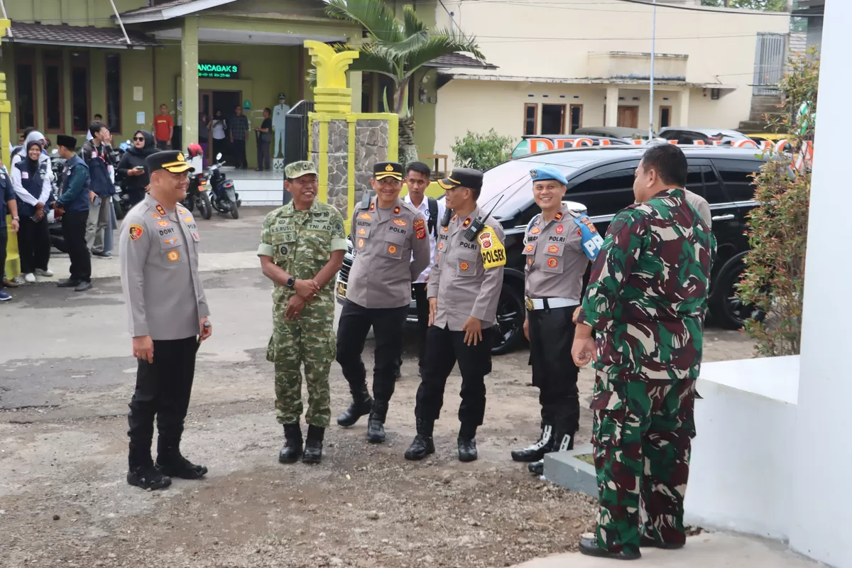 Kapolres Subang AKBP Dony Eko Wicaksono (kiri) bersama jajaran TNI-Polri saat kegiatan di Jalancagak, Kabupaten Subang, Sabtu 16 Mei 2026 (Dok. Istimewa)