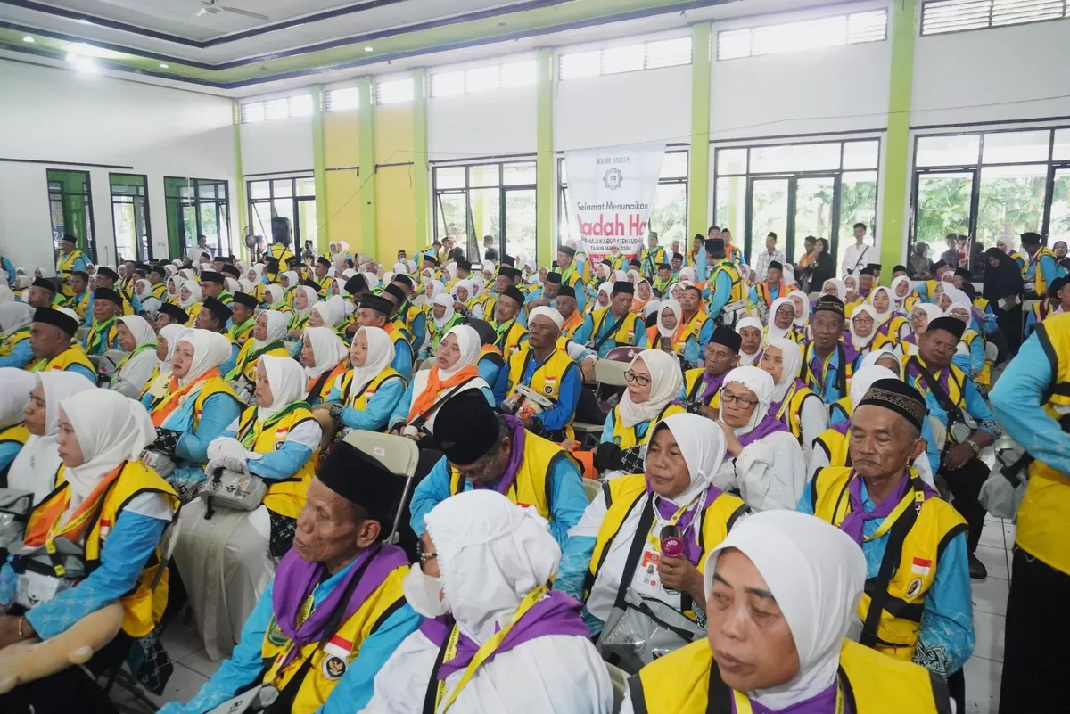 Ratusan calon jemaah haji asal Kabupaten Subang Kloter 34 mengikuti prosesi pelepasan di Wisma Haji sebelum diberangkatkan menuju Tanah Suci, Sabtu 16 Mei 2026 (Dok. Istimewa)