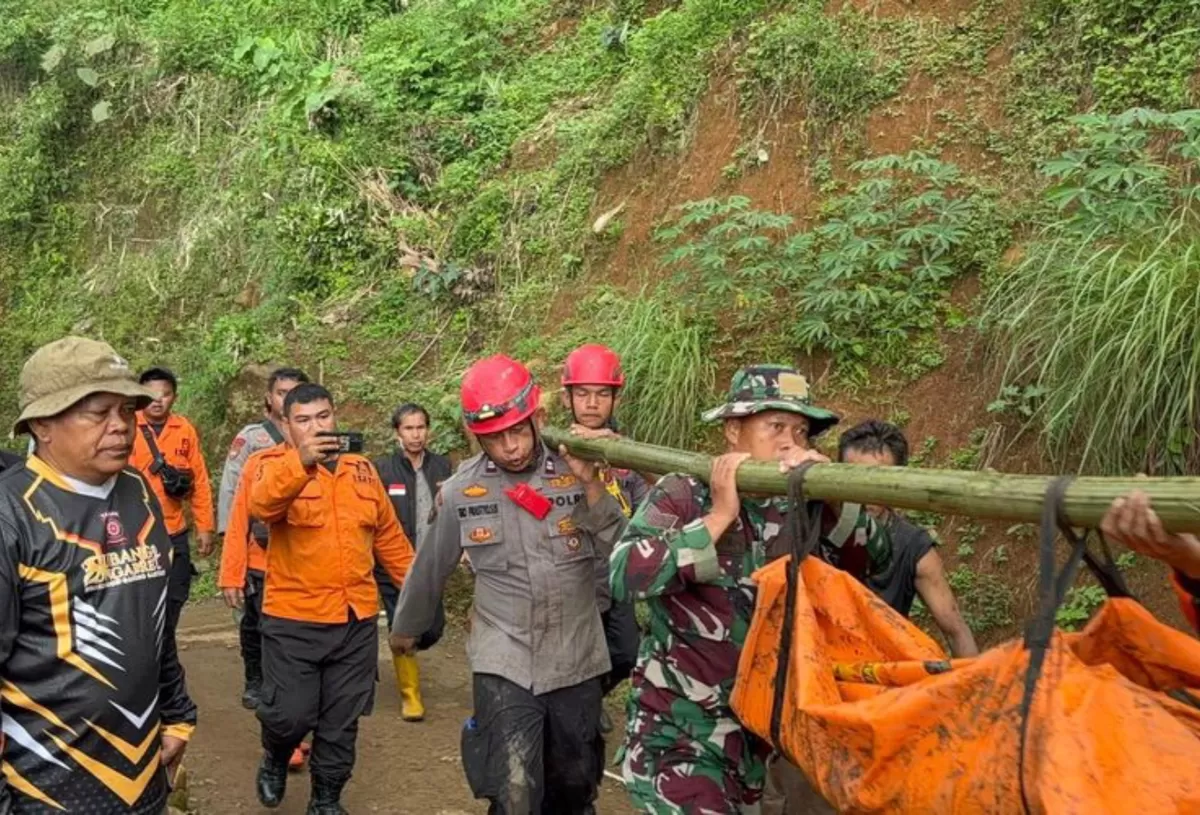 Tim SAR gabungan mengevakuasi korban longsor di kawasan Curug Cileat, Kabupaten Subang, melalui jalur terjal usai ditemukan dalam kondisi tertimbun material, Sabtu 16 Mei 2026 (Dok. Istimewa)
