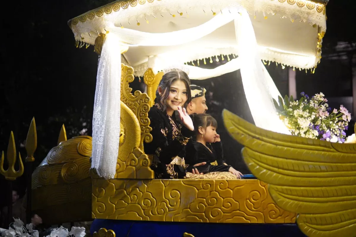 Bupati Subang Reynaldy Putra Andita Budi Raemi bersama Ketua TP PKK Subang Ega Anjani Reynaldy menyapa masyarakat saat mengikuti Puncak Kirab Budaya Tatar Sunda di Kota Bandung, Sabtu 16 Mei 2026 (Dok. Istimewa)