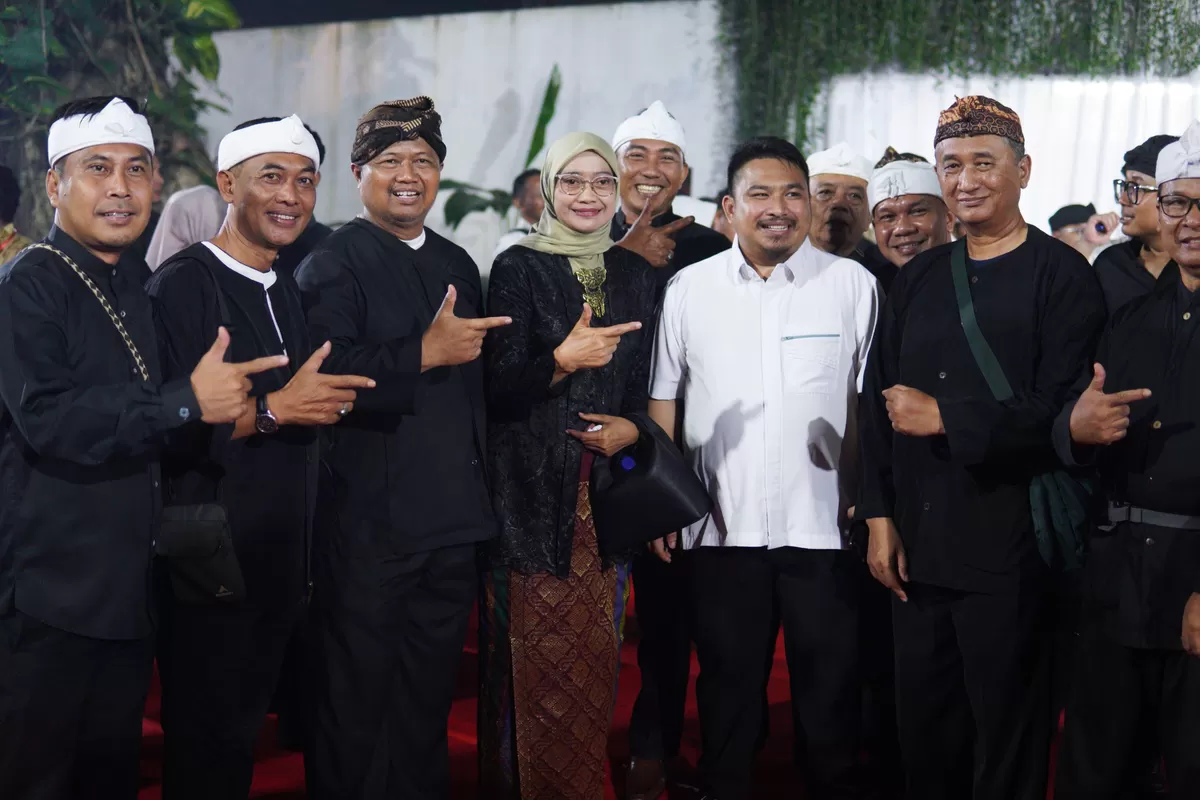 Bupati Subang Reynaldy Putra Andita Budi Raemi (berbaju putih) menghadiri pagelaran drama kolosal Pajajaran Gugat di Halaman Gedung Sate, Bandung, Minggu 17 Mei 2026 (Dok. Istimewa)